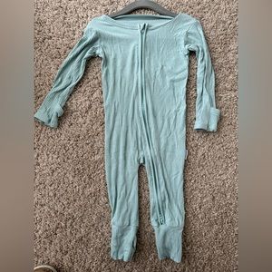 Gigi & Max Bamboo pajamas gender neutral. Brand new without tag size 18 month.